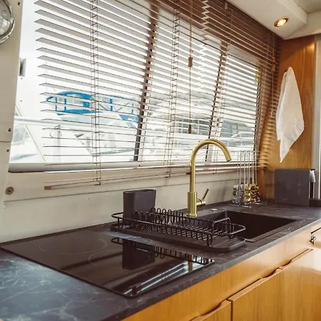 No Limit Charter Bateau Avec Parking Prive Proche Centre-ville Hotel na wodzie